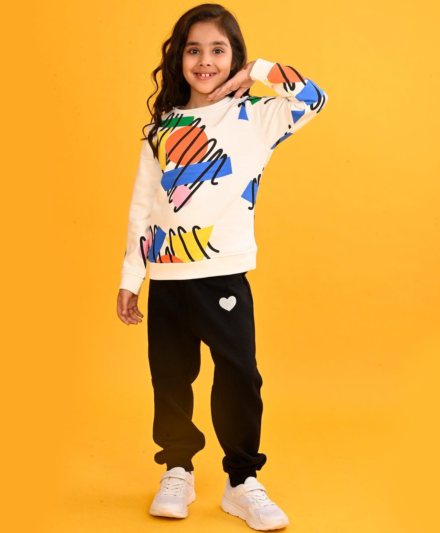 SHAPES PRINT GIRLS SWEATSHIRT BLACK HEART FLEECE JOGGER SET - WHITE/BLACK