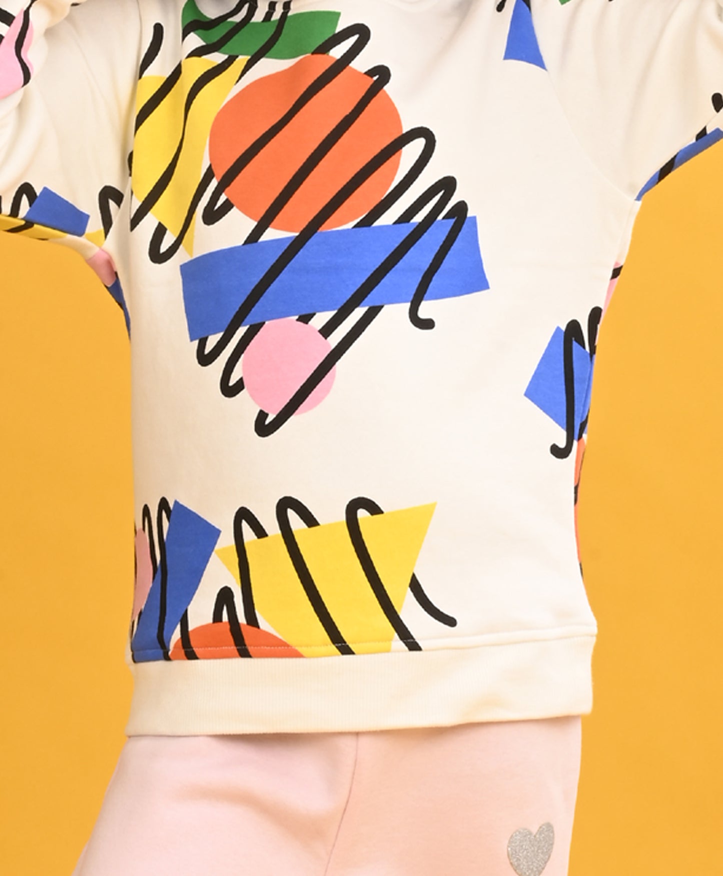 SHAPES PRINT GIRLS SWEATSHIRT PINK HEART FLEECE JOGGER SET - WHITE/PINK