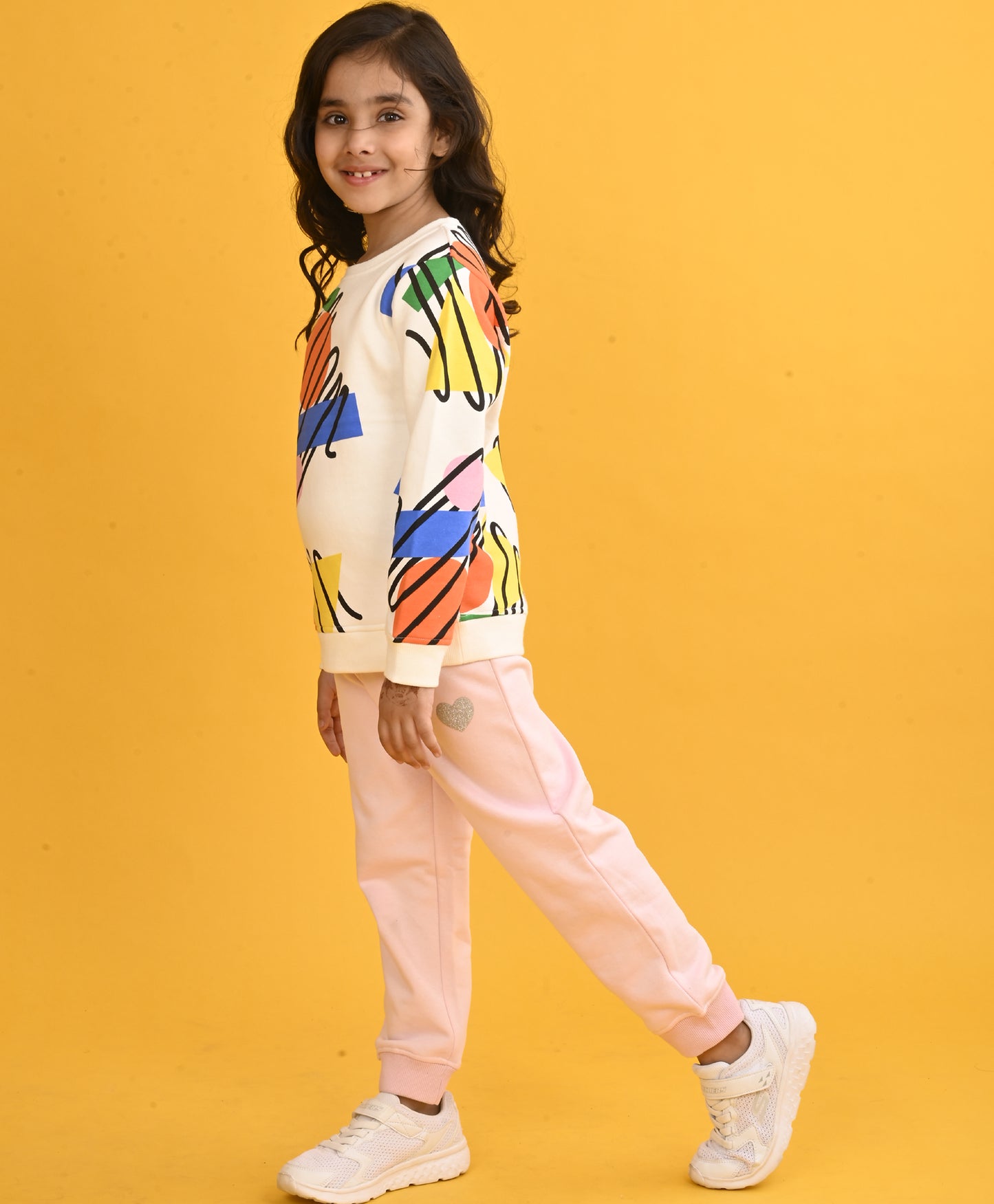 SHAPES PRINT GIRLS SWEATSHIRT PINK HEART FLEECE JOGGER SET - WHITE/PINK