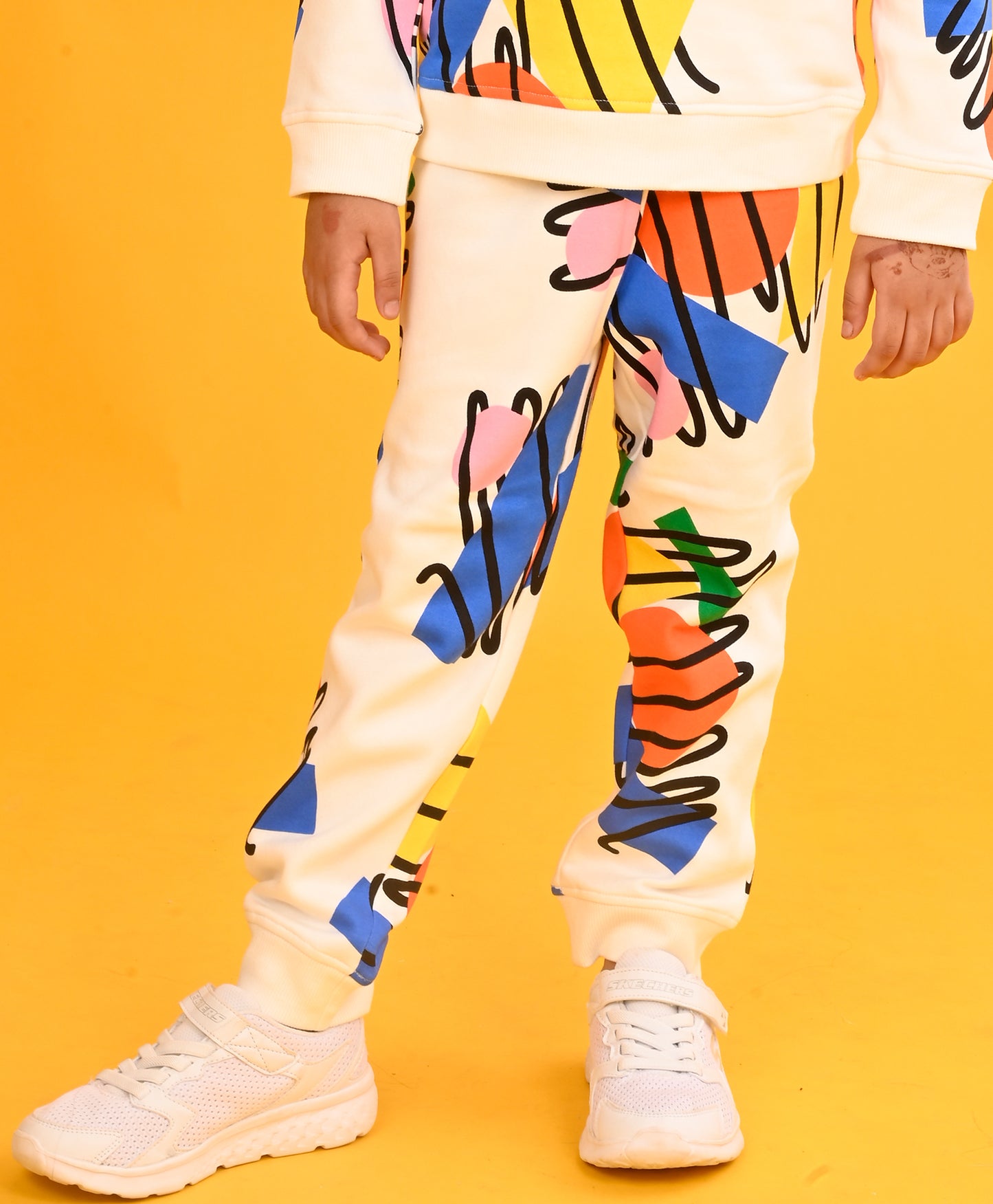 SHAPES PRINT FLEECE GIRLS JOGGER - WHITE