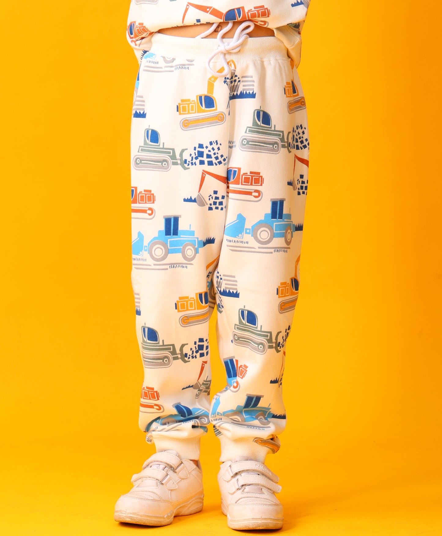 DIGGER PRINT FLEECE BOYS JOGGER - OFF WHITE