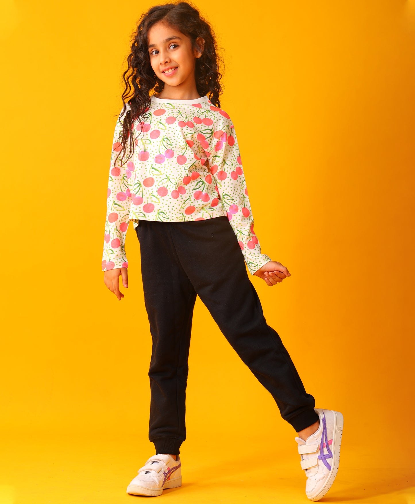 DOTTED CHERRY LONG SLEEVE GRILS T-SHIRT FLEECE JOGGER SET - WHITE/BLACK