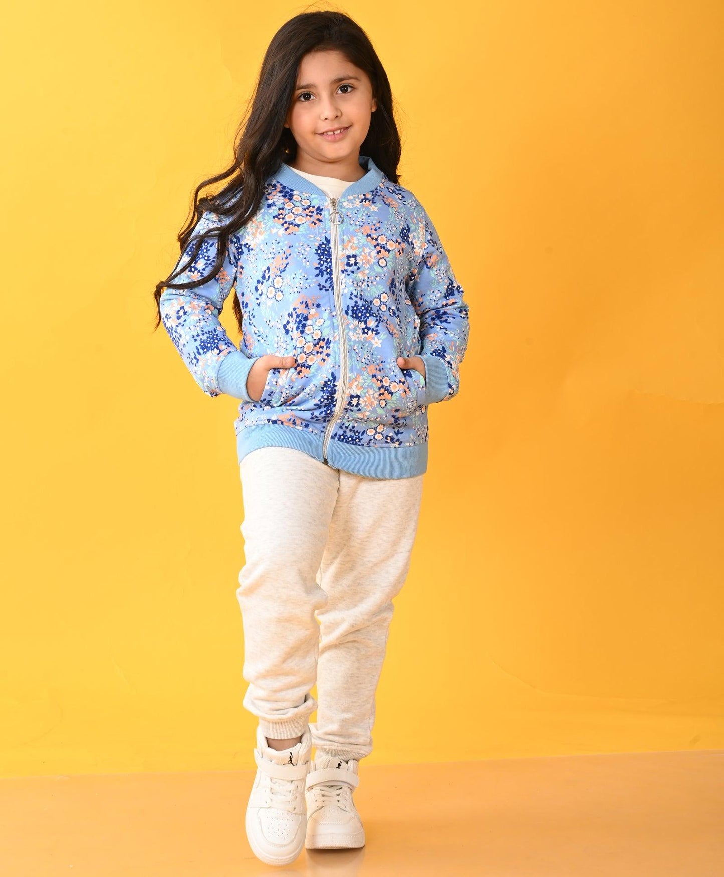 PRETTY BLUE FLOWERS FLEECE SWEATSHIRT ECRU JOGGER SET - BLUE / ECRU