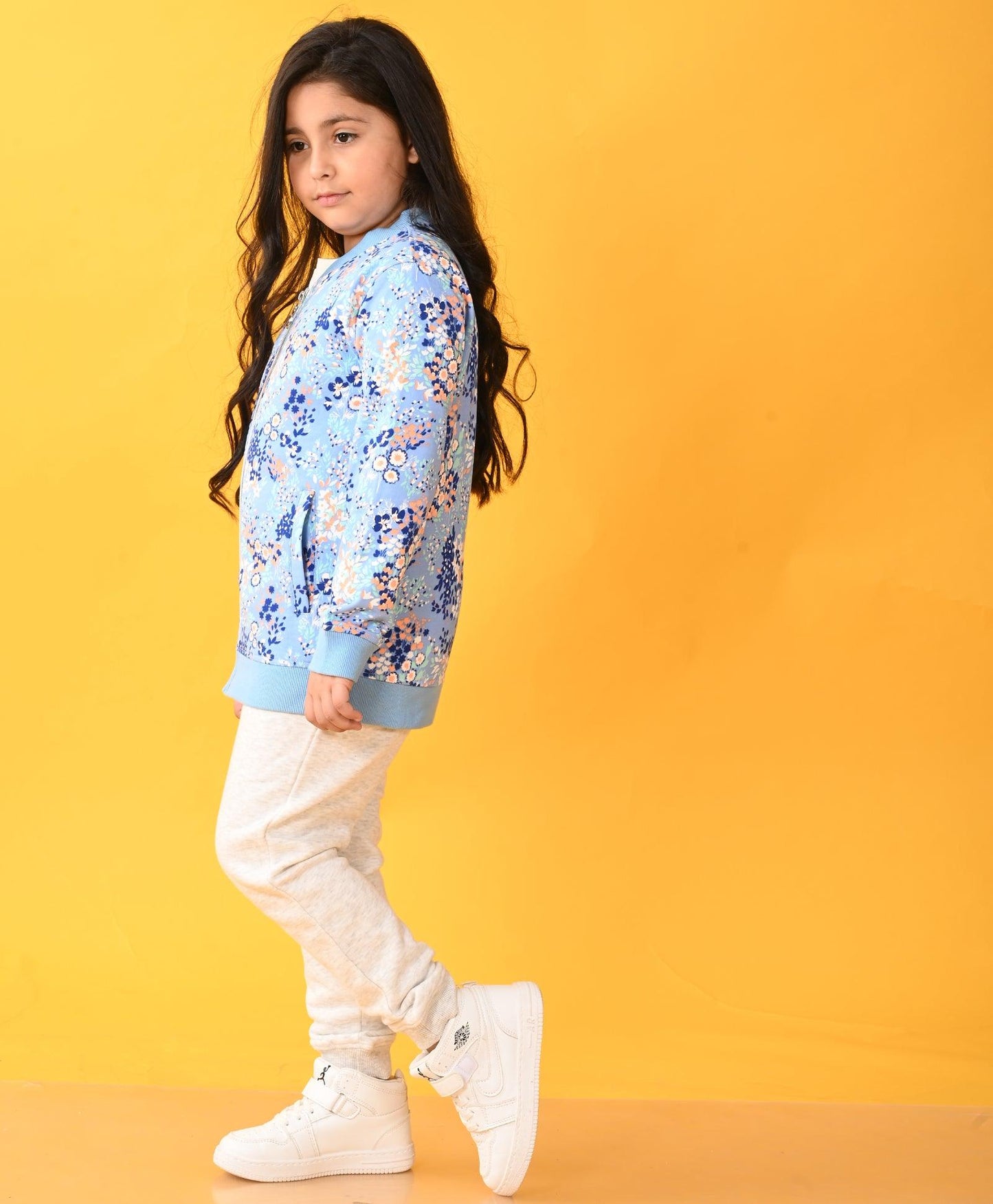 PRETTY BLUE FLOWERS FLEECE SWEATSHIRT ECRU JOGGER SET - BLUE / ECRU