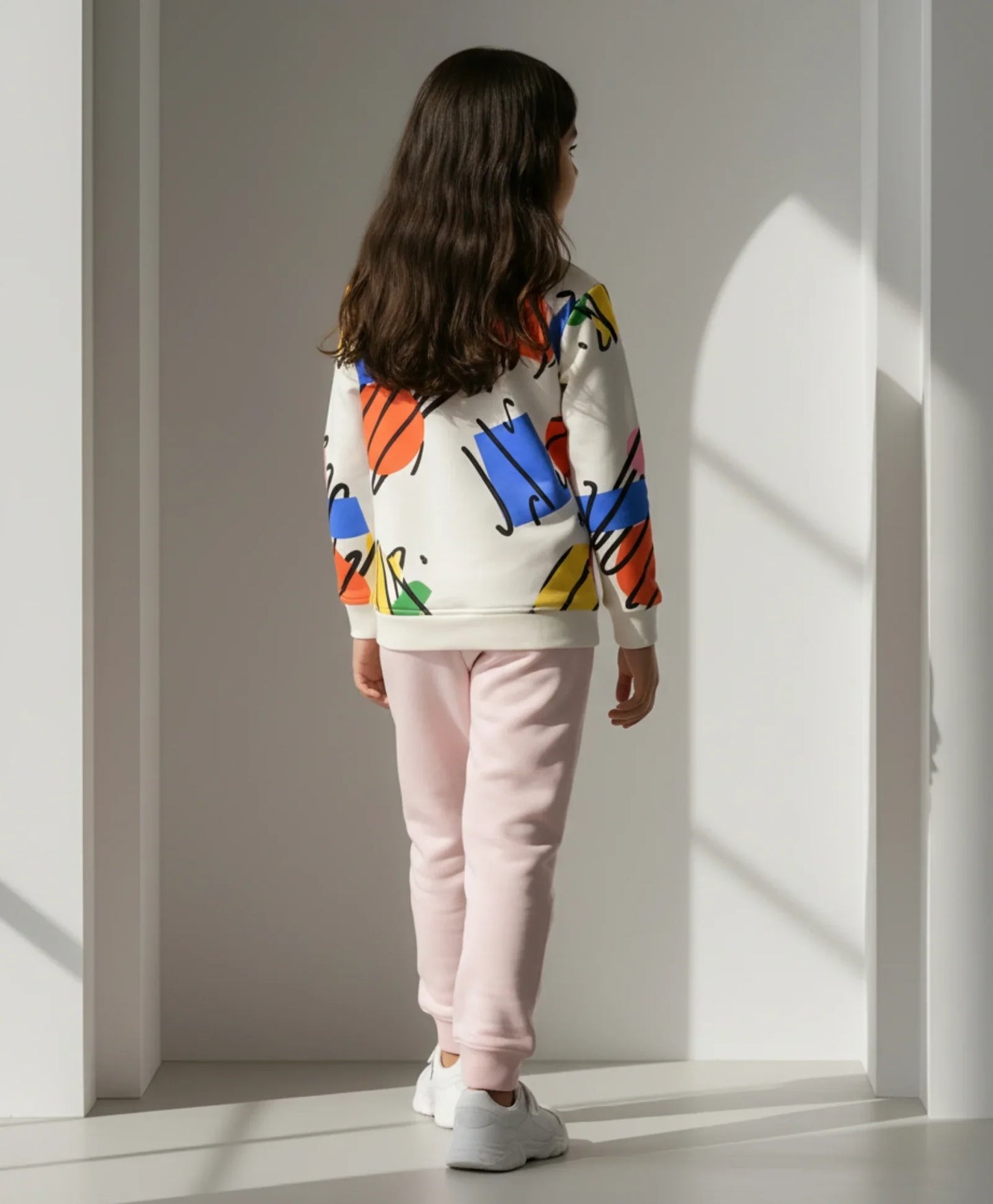 SHAPES PRINT GIRLS SWEATSHIRT PINK HEART FLEECE JOGGER SET - WHITE/PINK