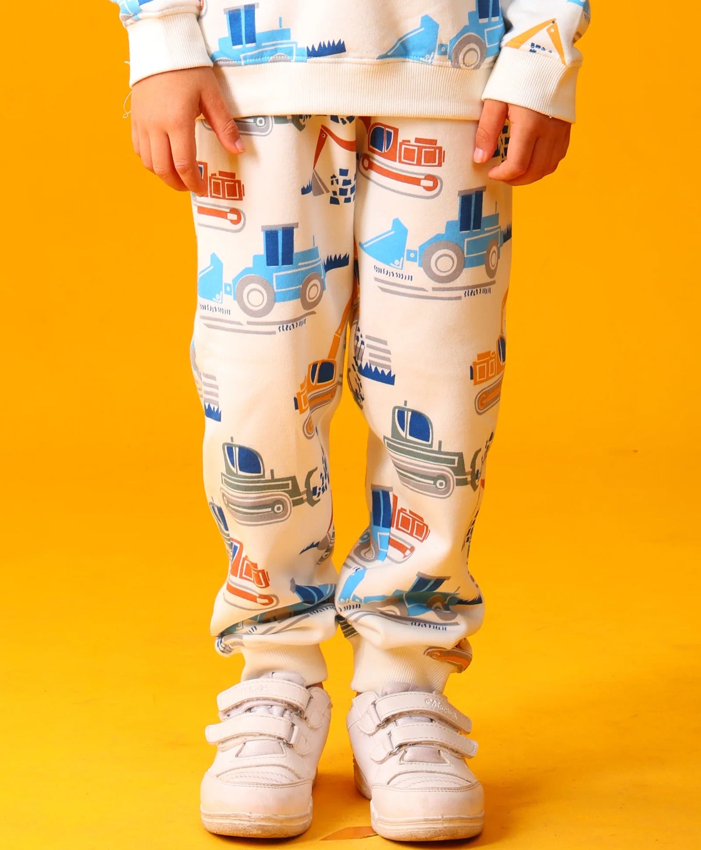DIGGER PRINT FLEECE BOYS JOGGER - OFF WHITE