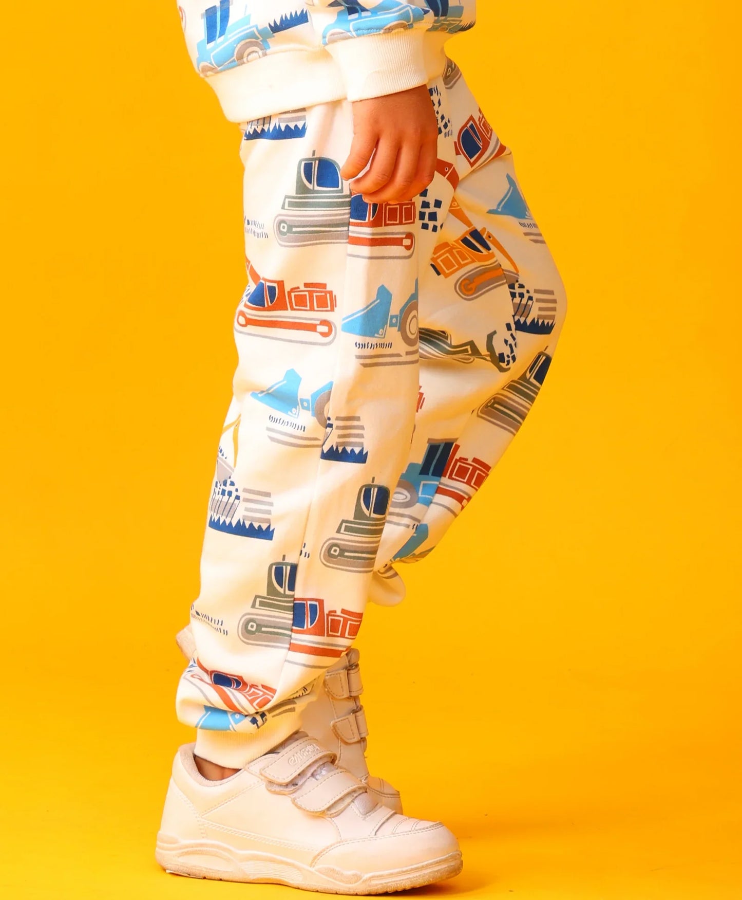 DIGGER PRINT FLEECE BOYS JOGGER - OFF WHITE