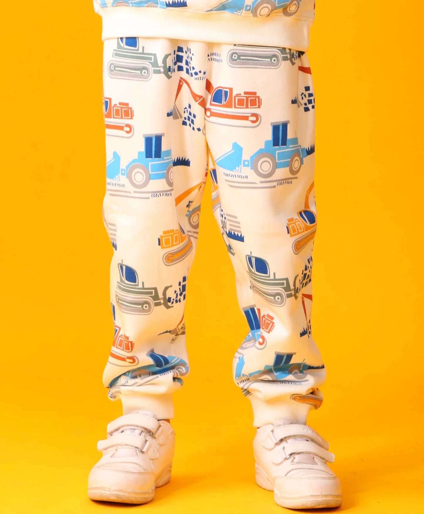 DIGGER PRINT FLEECE BOYS JOGGER - OFF WHITE