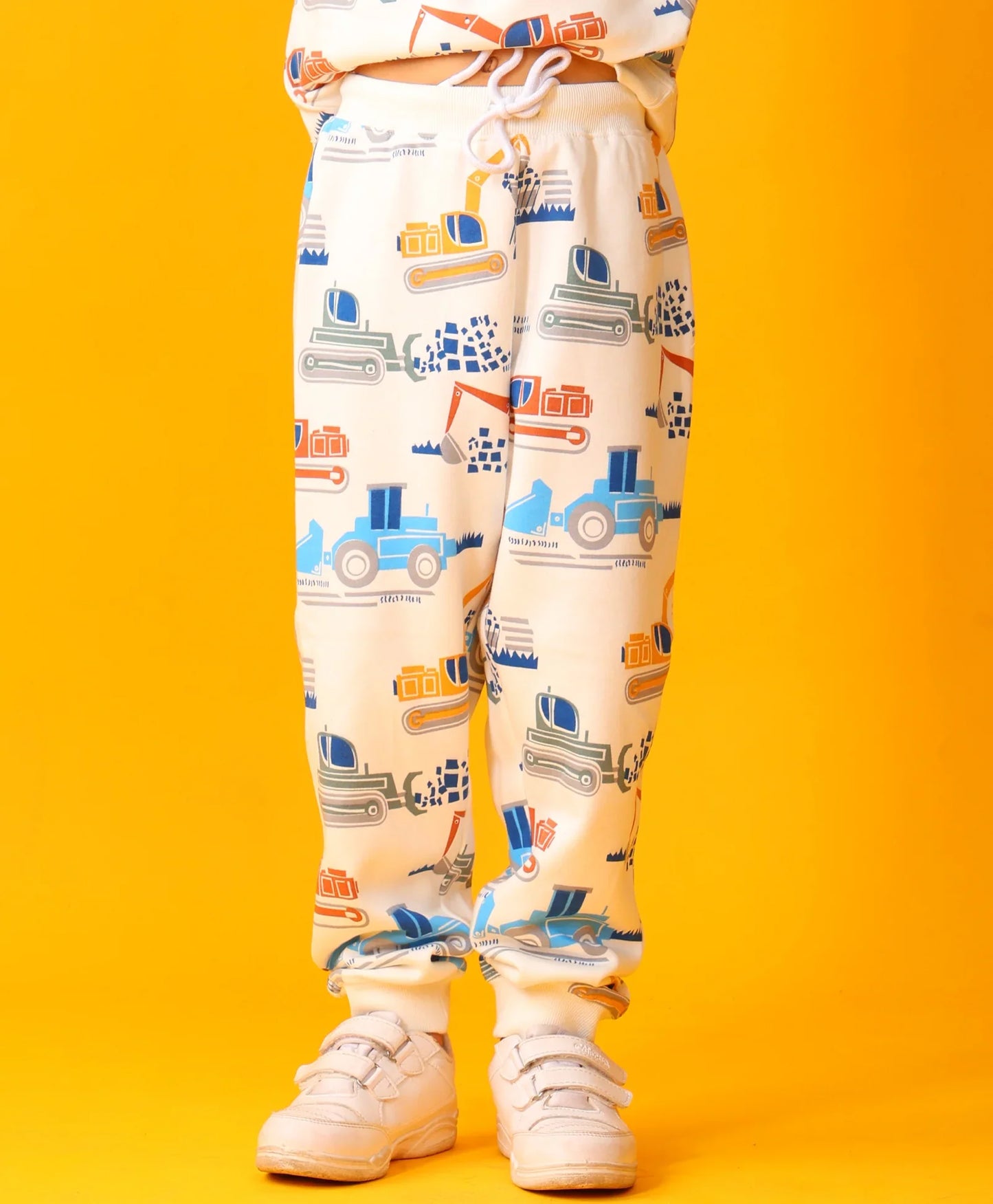 DIGGER PRINT FLEECE BOYS JOGGER - OFF WHITE