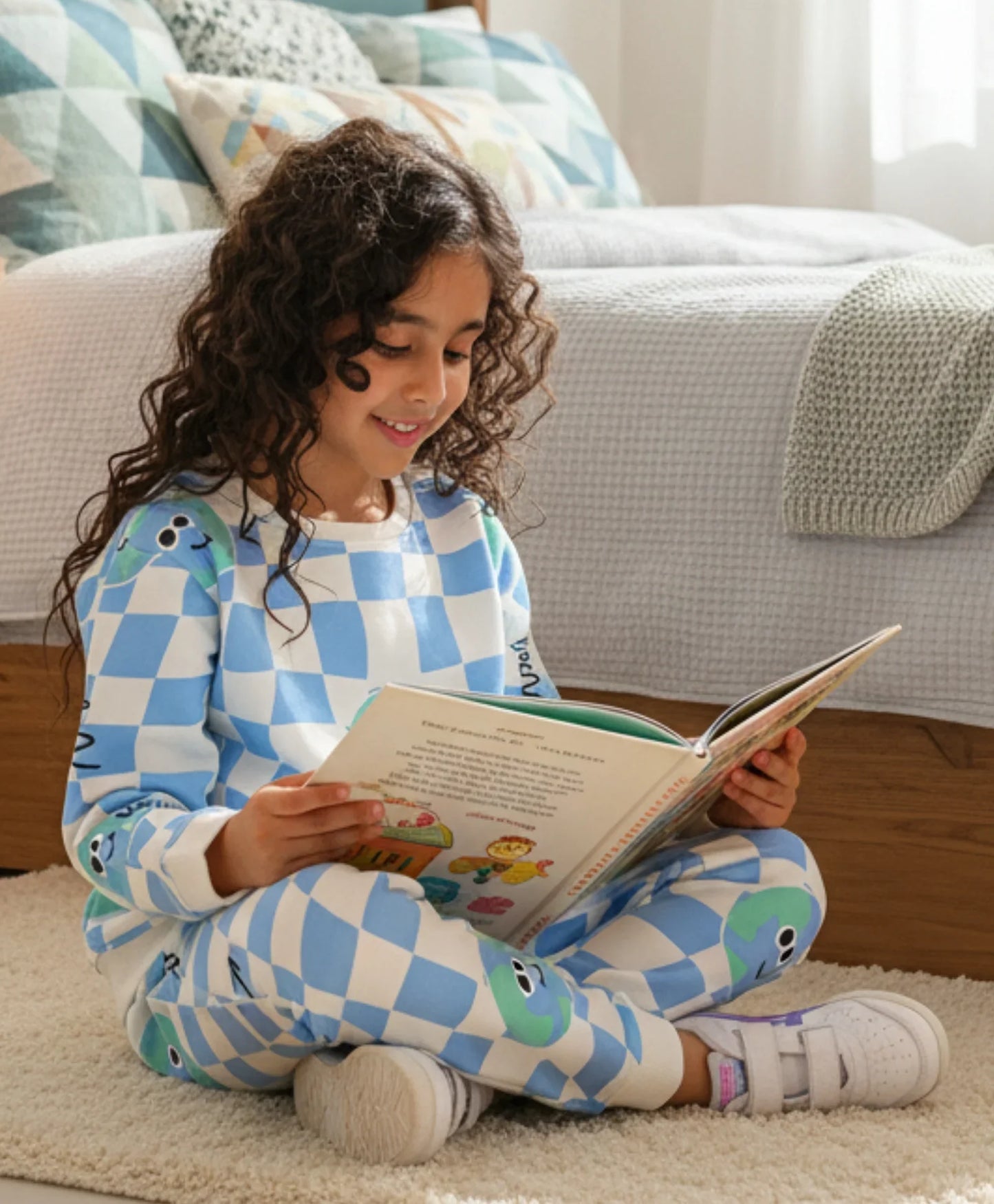 GLOBE CHECK GIRLS FLEECE SWEATSHIRT JOGGER SET - BLUE