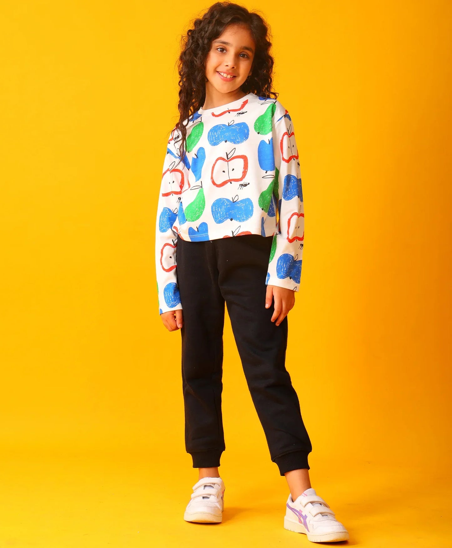 APPLE PEAR LONG SLEEVE GRILS T-SHIRT BLACK FLEECE JOGGER SET - WHITE/BLACK