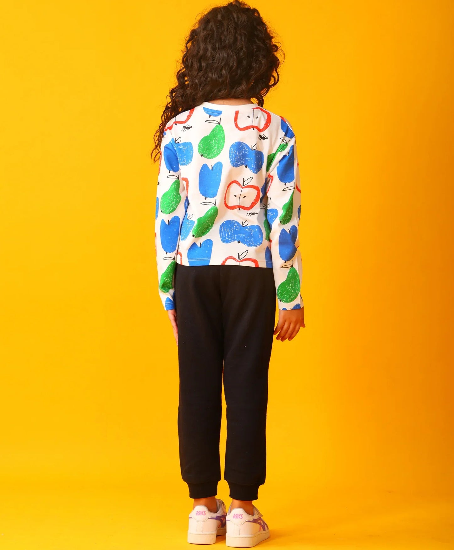 APPLE PEAR LONG SLEEVE GRILS T-SHIRT BLACK FLEECE JOGGER SET - WHITE/BLACK