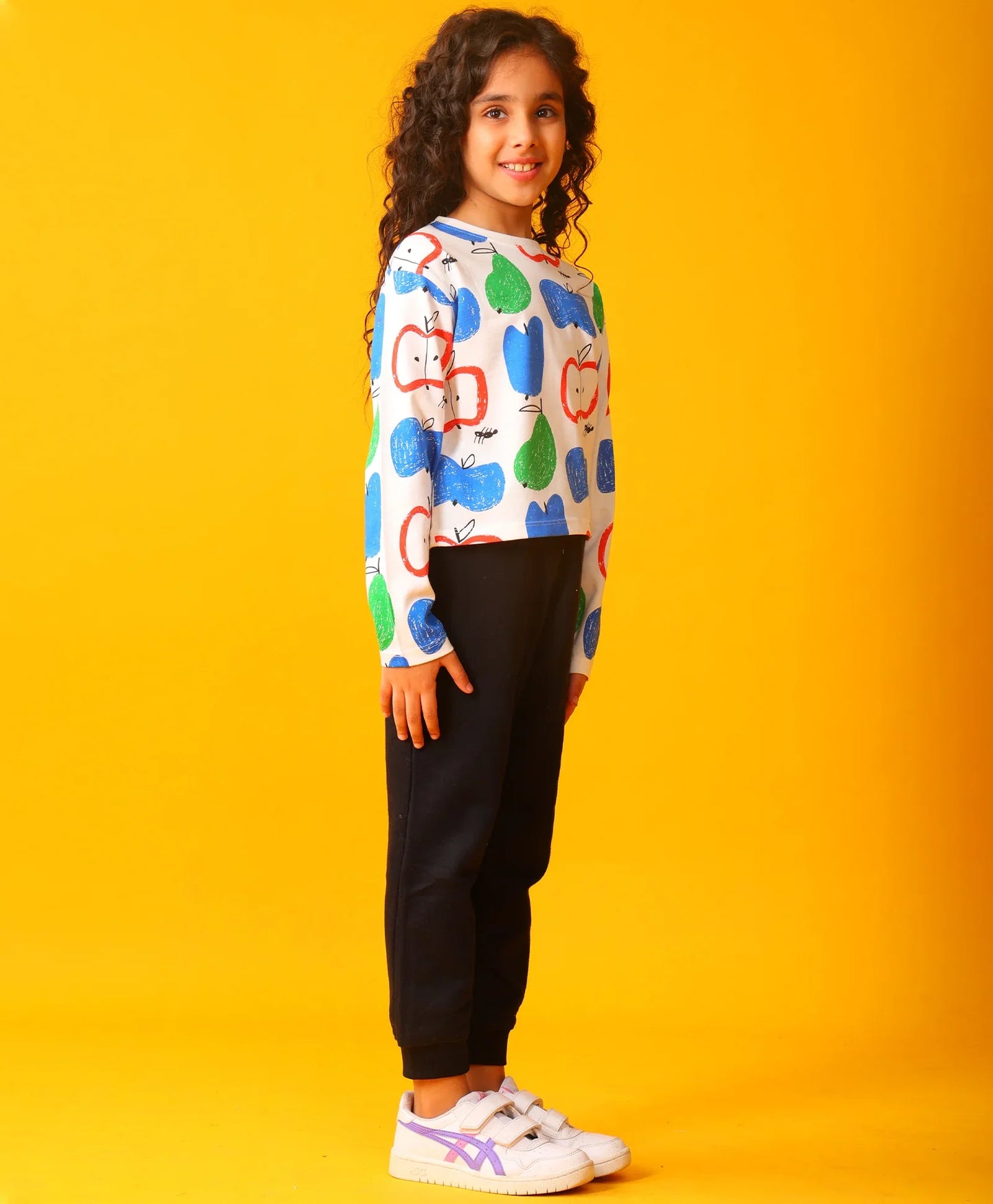 APPLE PEAR LONG SLEEVE GRILS T-SHIRT BLACK FLEECE JOGGER SET - WHITE/BLACK