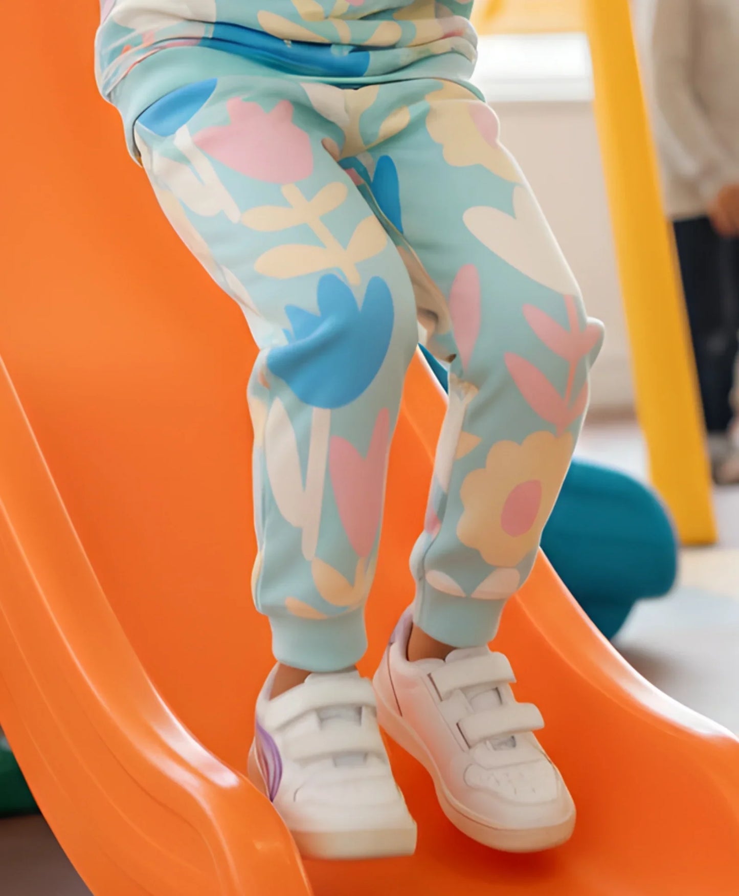 AQUA FLOWER FLEECE GIRLS JOGGER - AQUA
